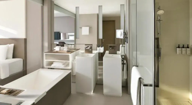 Двухместный номер Premium с балконом и с видом на Марину InterContinental Dubai Marina by IHG