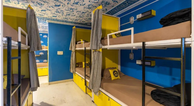 Кровать в общем номере с видом на город The Hosteller Jaipur, MI Road