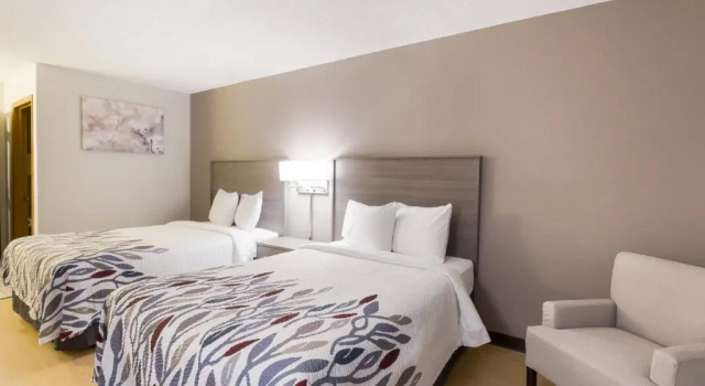 Четырёхместный номер Deluxe Red Roof Inn Lawrenceburg