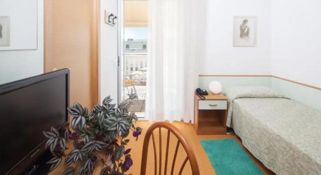 Одноместный номер Standard с балконом Hotel Universal