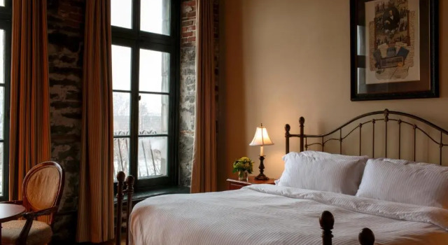 Двухместный номер Premier with St. Paul Street View Auberge du Vieux Port by Gray Collection