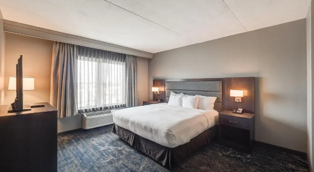 Люкс с видом на воду DoubleTree by Hilton Bloomington