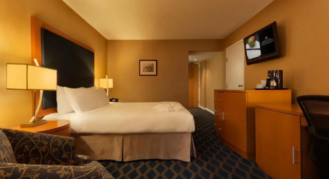 Двухместный номер Deluxe Plaza Building Executive Hotel Vancouver Airport