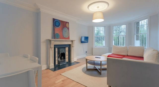 3 Bedroom House With Garden in Brondesbury