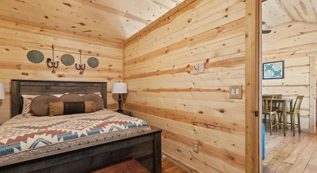 Hr 5 - The Indian 1 Bedroom Cabin by RedAwning, Rezervați Hotel Fredericksburg Texas Wine Country