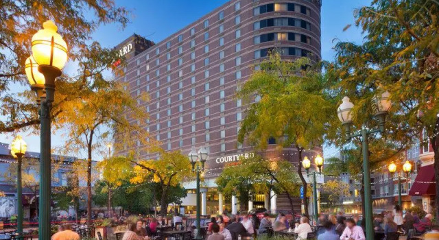 Четырёхместный номер Standard Courtyard by Marriott Minneapolis Downtown