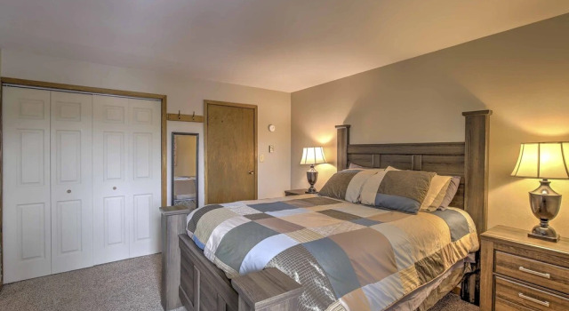 Lakefront Dillon Condo w/ Pool Access: Near Skiing, Book Lejlighed Dillon Vail Ski, nær Dillon Reservoir