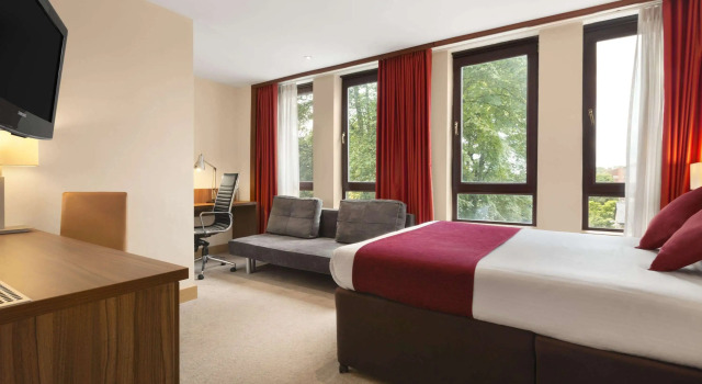 Ramada by Wyndham Hounslow - Heathrow East, Varaa Hotelli All inclusive -hotellit kohteessa Merseyside, All Inclusive