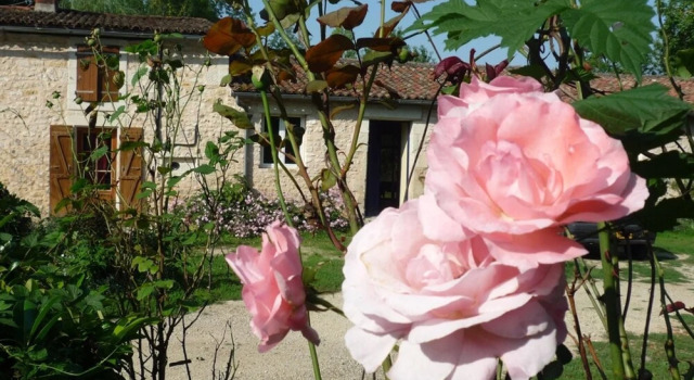 House With one Bedroom in La Mothe-saint-héray, With Furnished Terrace, Prenota Casa vacanze Hotel a Aquitania con parcheggio, Parcheggio