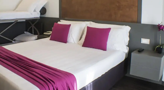 Четырёхместный номер Standard с балконом Acapulco Hotel