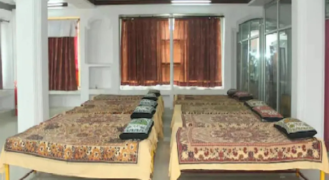 Кровать в общем номере Goroomgo R. K. Dormitory Lucknow