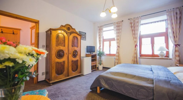 Penzion U Papoušků, Rezerwuj Hotel Hotele w Central Bohemia z parkingiem, Parking
