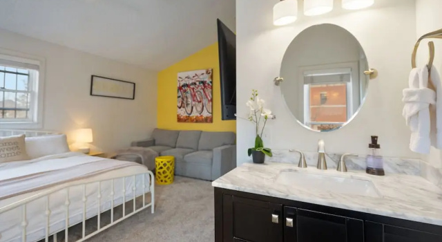 Pine Street Loft – Steps from Old Town Square!, Забронировать Дом для отпуска Отели Форт-Коллинс с парковкой, рядом с Global Village Museum of Arts and Cultures, Парковка