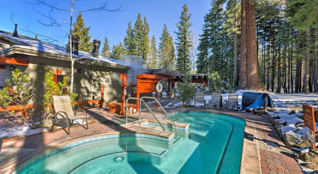 Коттедж с 4 комнатами с балконом Free Ski Shuttle! Spacious Northstar Resort Cabin