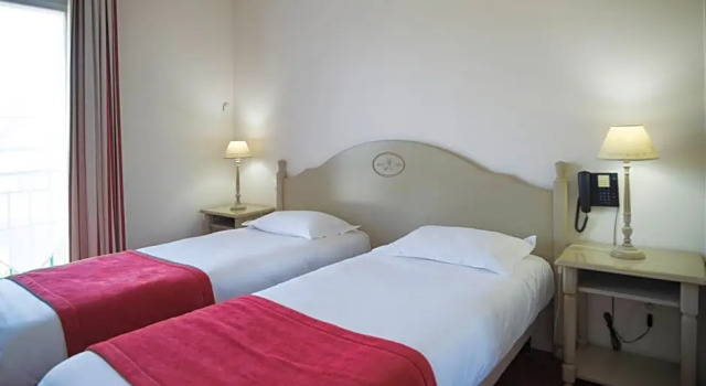 Номер Standard Brit Hotel Du Perche