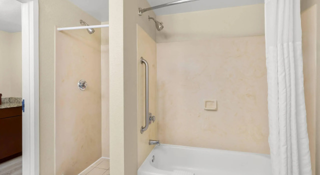 Четырёхместный люкс Comfort Suites Near Universal Orlando Resort
