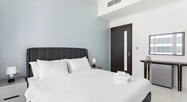 WelHome - Opulent Retreat With Panoramic Cityscape Views