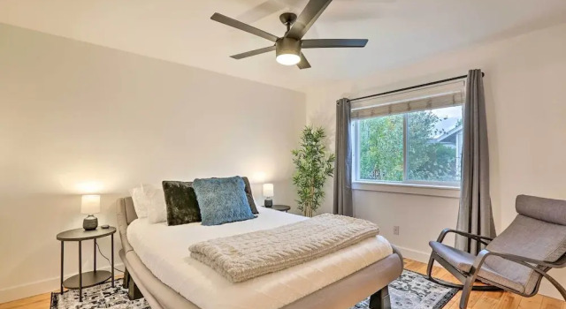 Pet-friendly Bend Home w/ Hot Tub & Patio!, Rezerwuj Hotel Bend Bachelor