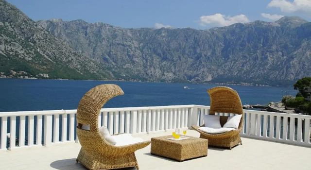 Апартаменты PENTHOUSE STOLIV Villa located 5 meters from the sea SPA-Pool Exclusive Terrace,Private Jetty Sunbeds, Pebble Beach, Secluded location Total area 375m2 at your disposal