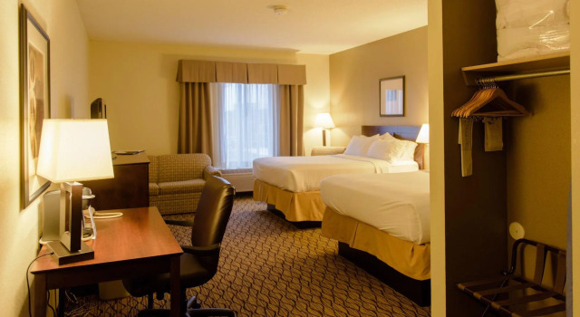 Четырёхместный номер Standard Holiday Inn Express & Suites Superior by IHG