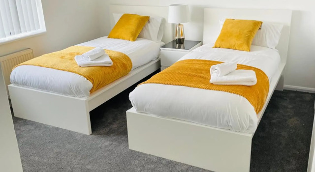 Wolverhampton Large 3 Bedrooms 5 bed House Perfect for Short & Long Stays Contractors Business NHS Insurance 1 Bathroom and separate WC Private Garden Driveway for 2 large Vehicles Close to City Centre M6 M54 and Walsall Willenhall Cannock Property, Buchen Sie Hotel Wolverhampton West Midlands