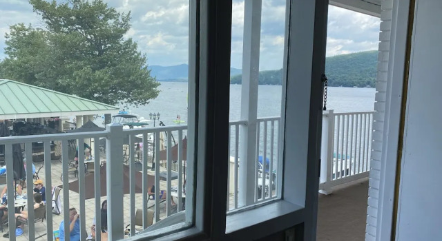 Четырёхместный номер Standard с видом на бассейн Georgian Lakeside Resort