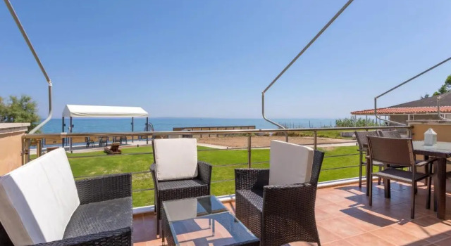 Люкс Venetico Beachfront Apartments & Suites - Sea View Suite