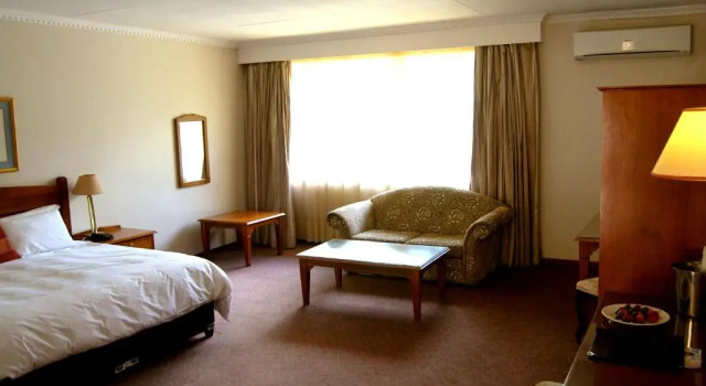 Полулюкс Safari Hotel & Convention Centre