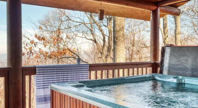 Коттедж Pine Needle by AvantStay Log Cabin w Gorgeous Views Hot Tub Patio Pool Table