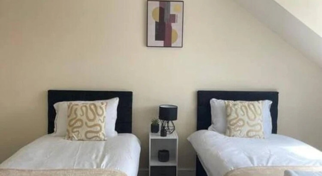 Central top Floor 2-bed Apartment in Swindon, Забронировать Апартаменты/квартира Отели Суиндон с парковкой, рядом с Wilts &amp; Berks Canal, Парковка