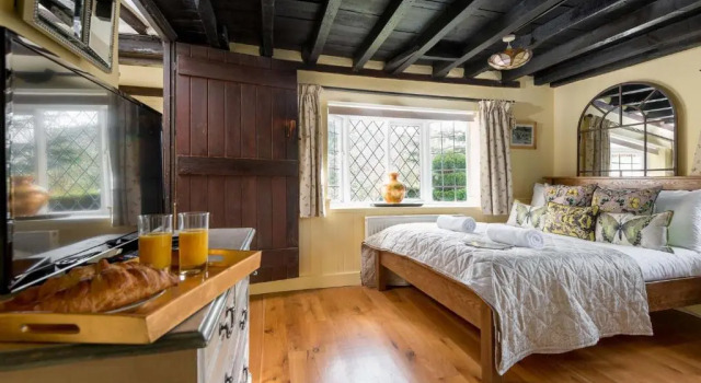 Forest Drove Cottage · Idyllic New Forest 6 Bedroom Thatched Cottage
