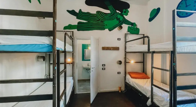 Кровать в общем номере Madama Hostel & Bistrot