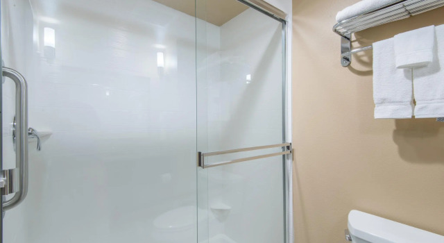 Четырёхместный номер Standard Holiday Inn Salina by IHG