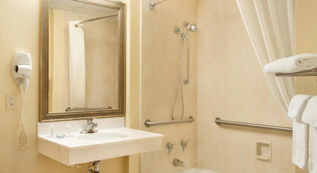 Четырёхместный номер Standard Travelodge by Wyndham Sturgis