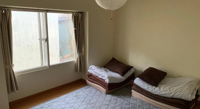 Кровать в общем номере (мужской номер) Guesthouse TOMAYA