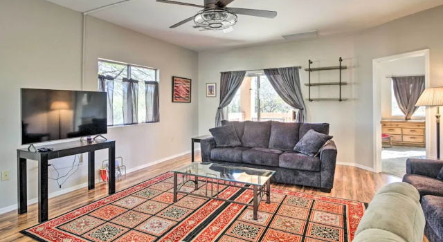 Апартаменты с 2 комнатами с балконом Tranquil Green Valley Townhome w/ Mtn Views!