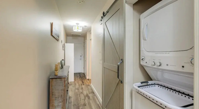 Top-floor Balcony & Serene Views: Huddleston Condo, Buchen Sie Ferienwohnung Huddleston Virginia