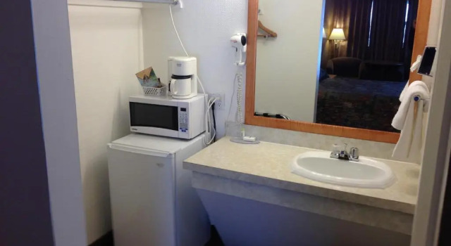 Двухместный номер Standard Travelodge by Wyndham Moose Jaw