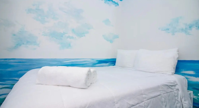 The High Tide Studio #6 Studio Bedroom Hotel Room by Redawning, Забронировать Отель Отели Нью-Йоркской агломерации с парковкой, Парковка