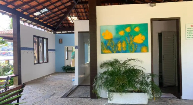 Casa de condomínio com praia privativa e piscina.