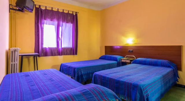 Трёхместный номер Standard Hostal Urgell