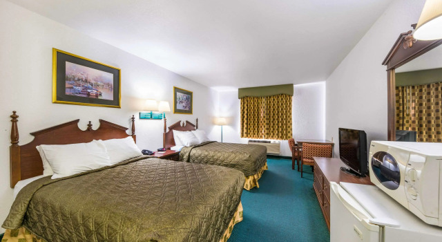 Четырёхместный номер Standard Rodeway Inn Decatur