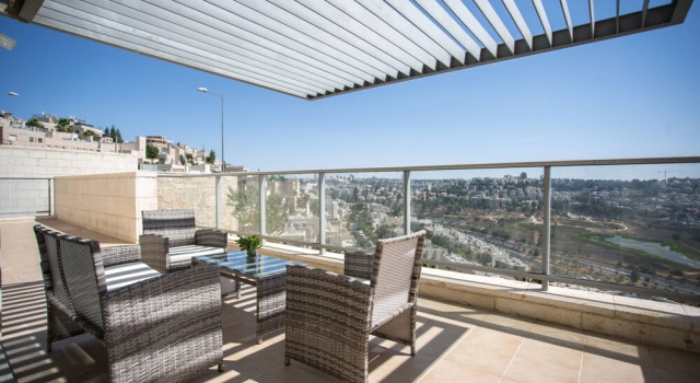 4 makuuhuonetta Huoneisto parvekkeella Holyland Tower