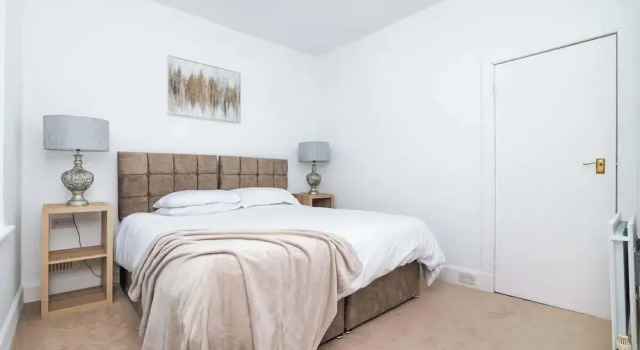 2 Bedroom House - Free Parking