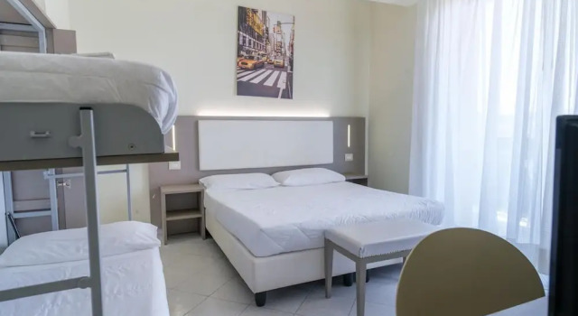 Трёхместный номер Comfort с балконом Hotel Carlton