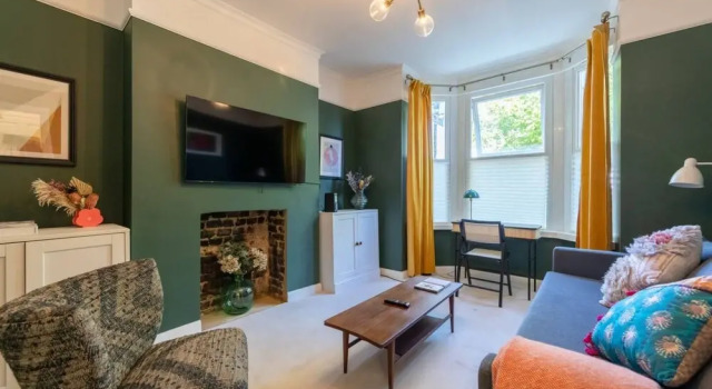 Charming 1 Bedroom Apartment in Shepherds Bush With Patio Area