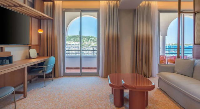Двухместный полулюкс с видом на море Canopy by Hilton Cannes