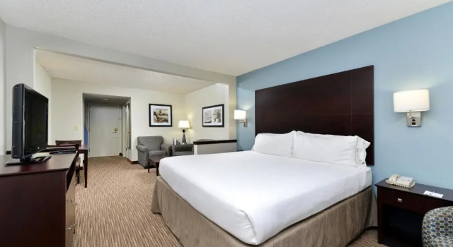 Люкс Holiday Inn Express Hotel & Suites Tampa-Rocky Point Island by IHG