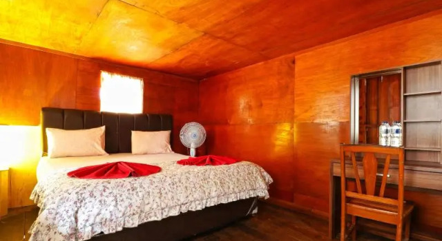 Четырёхместный номер Standard с балконом Tuk Tuk Timbul Bungalows