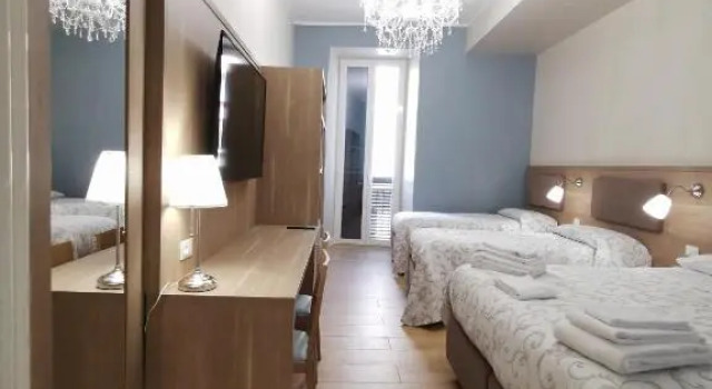 Comfort Quadruple room Opera Relais 85